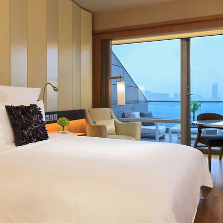 Renaissance Hong Kong Harbour View Hotel Exterior photo A room at the hotel