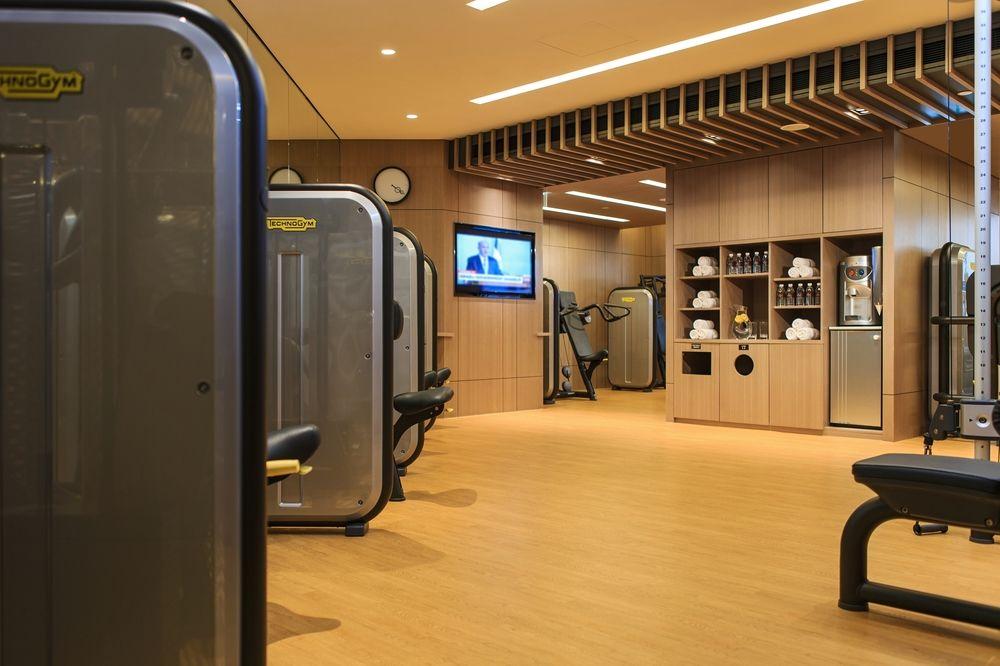 Renaissance Hong Kong Harbour View Hotel Exterior photo The gym at the hotel