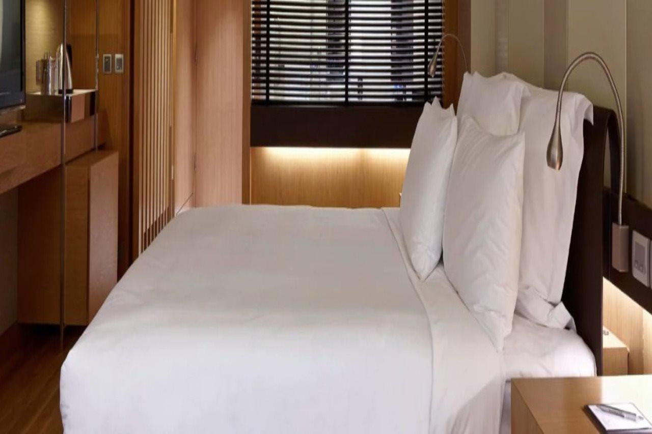 Renaissance Hong Kong Harbour View Hotel Exterior photo A bed with white sheets