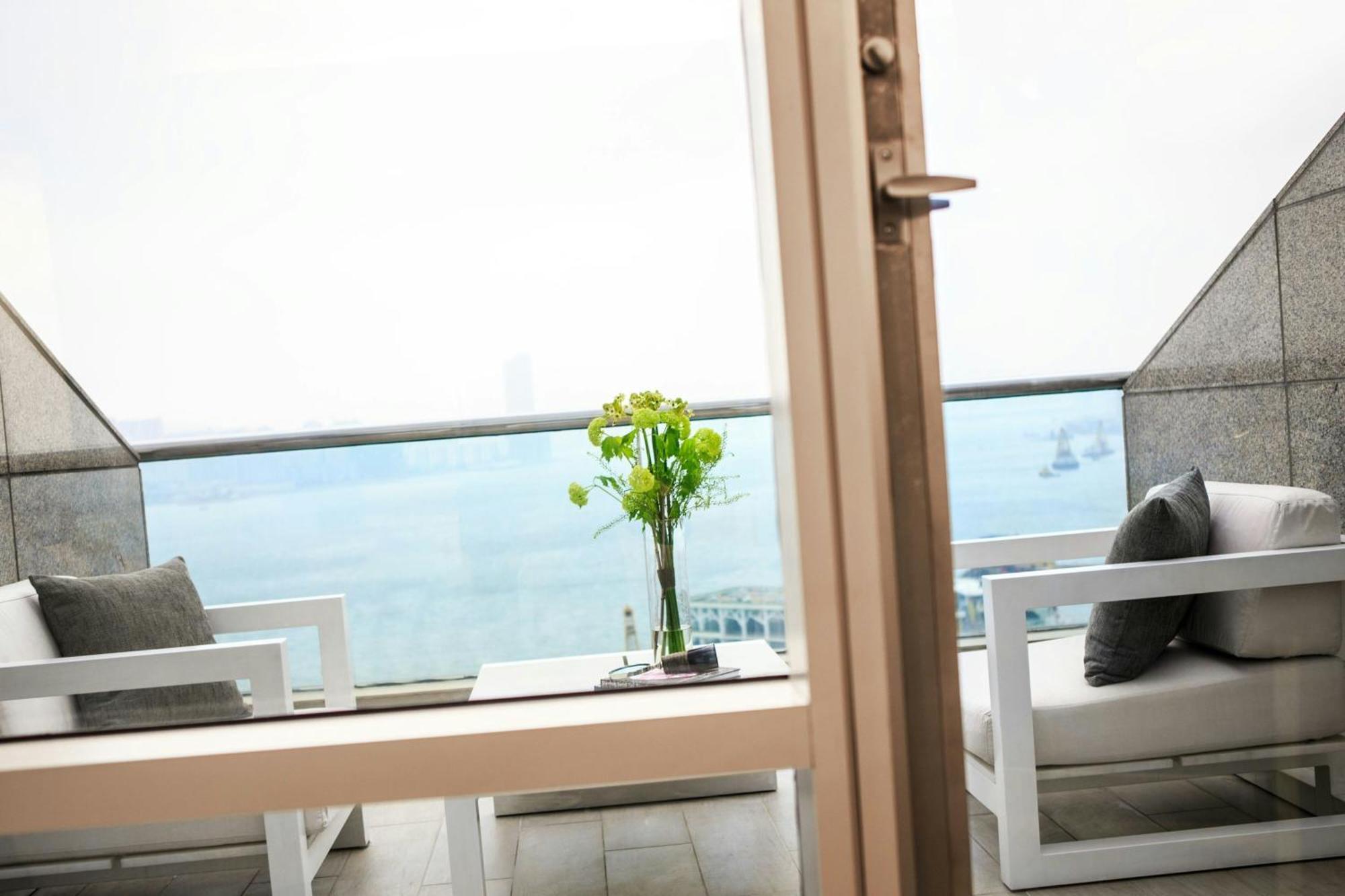 Renaissance Hong Kong Harbour View Hotel Exterior photo A balcony in a hotel