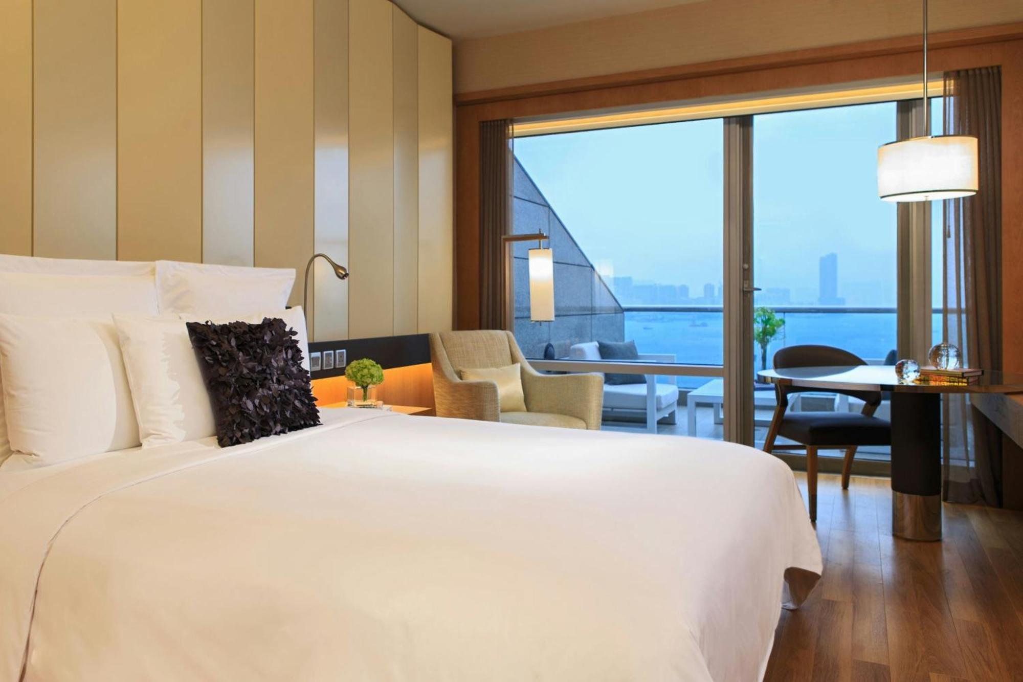Renaissance Hong Kong Harbour View Hotel Exterior photo A room at the hotel