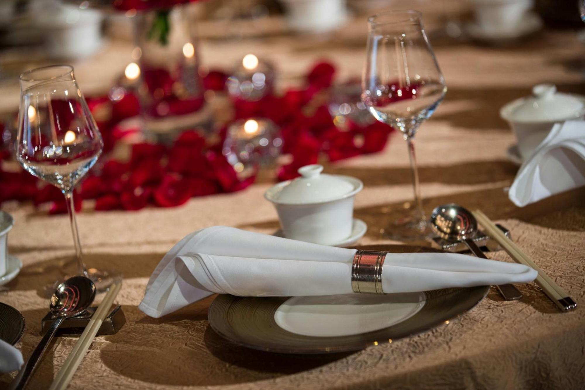 Renaissance Hong Kong Harbour View Hotel Exterior photo A place setting at a restaurant
