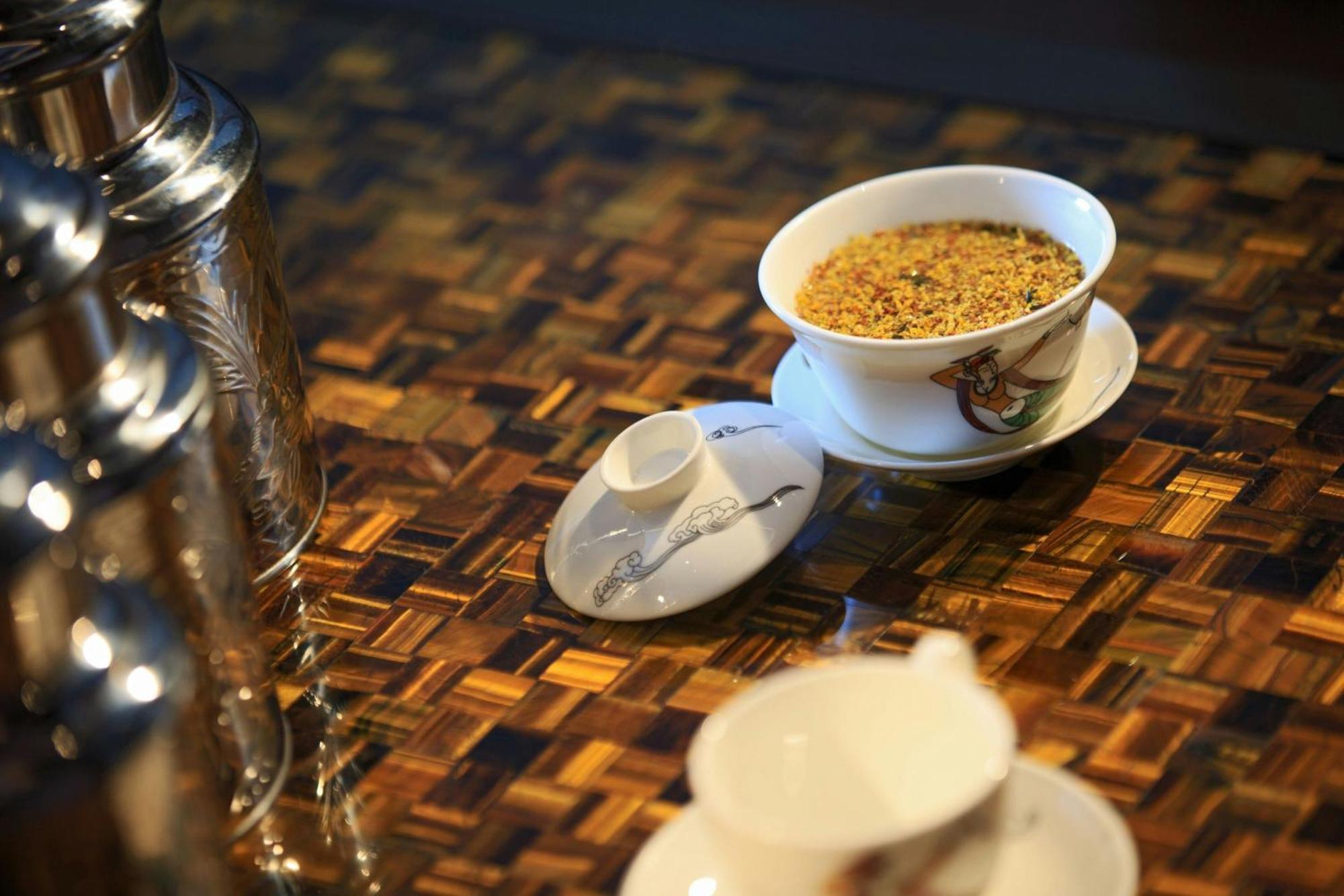 Renaissance Hong Kong Harbour View Hotel Exterior photo A cup of golden tea