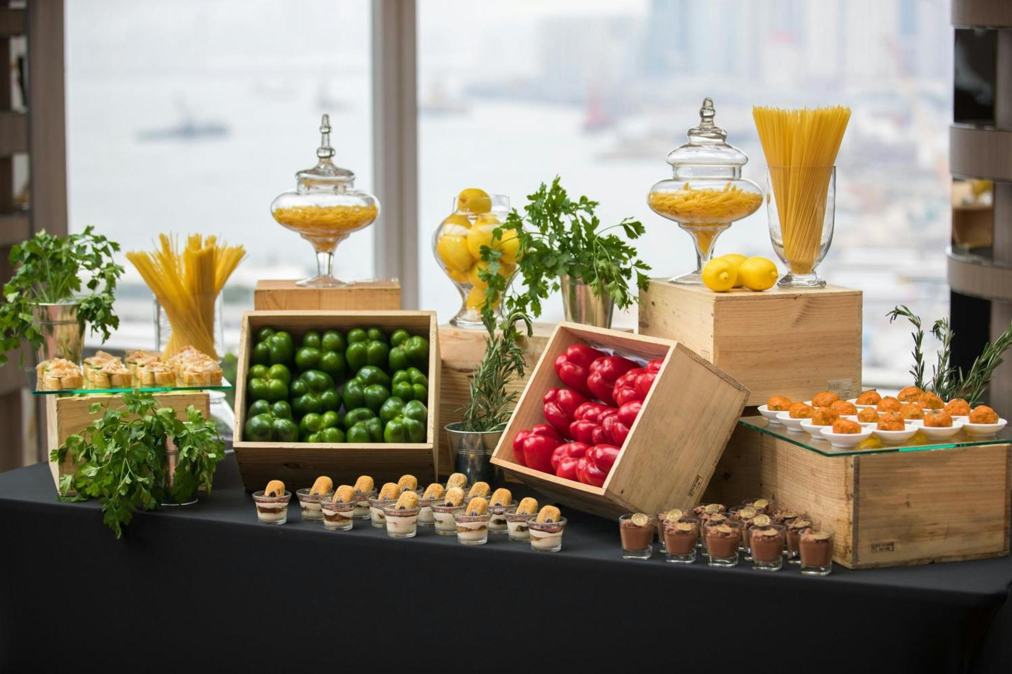 Renaissance Hong Kong Harbour View Hotel Exterior photo A buffet at a hotel