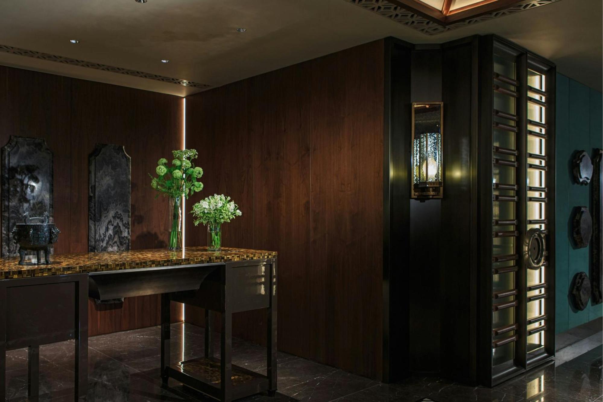 Renaissance Hong Kong Harbour View Hotel Exterior photo The Wine Bar