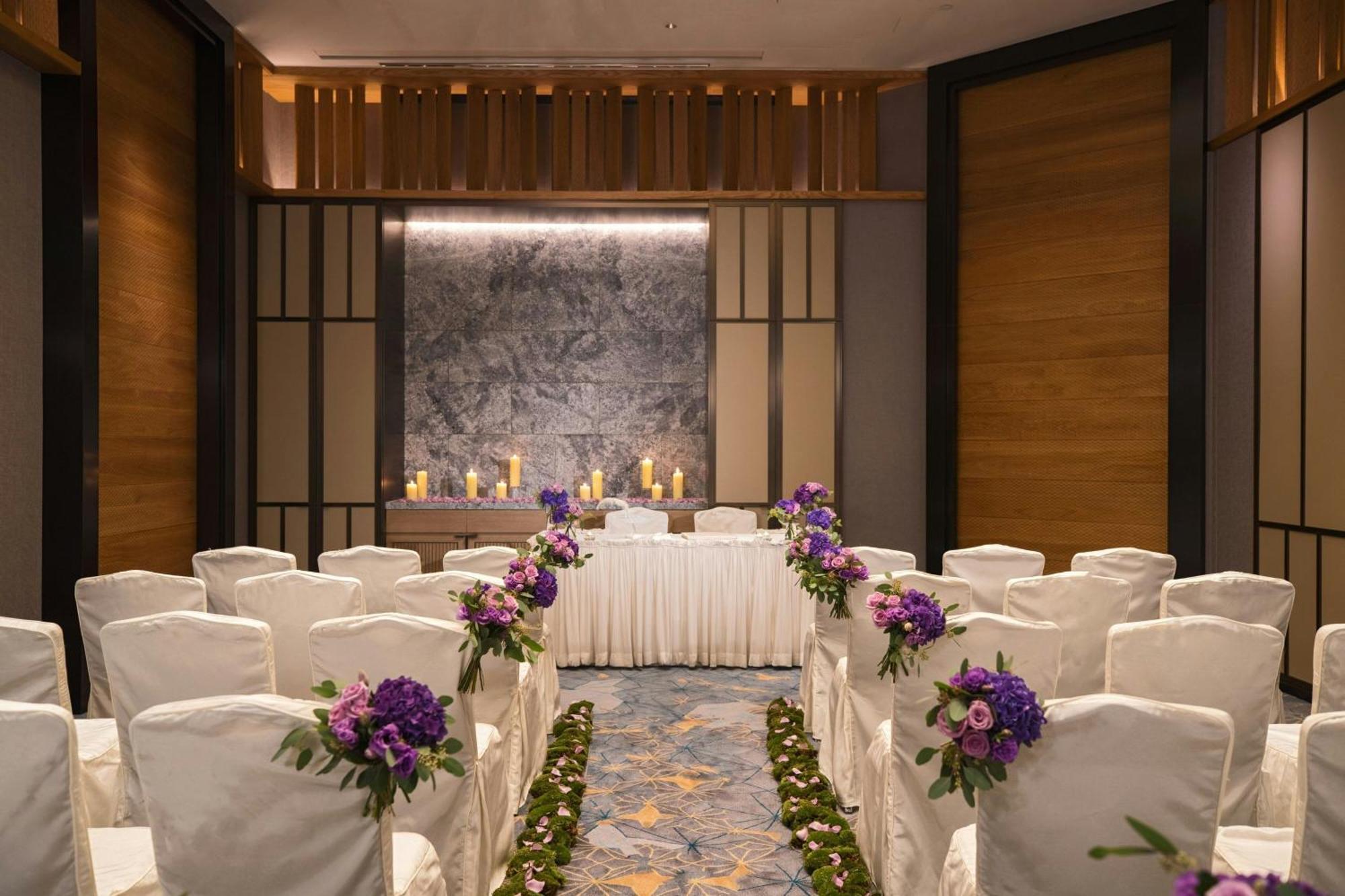 Renaissance Hong Kong Harbour View Hotel Exterior photo The Chapel