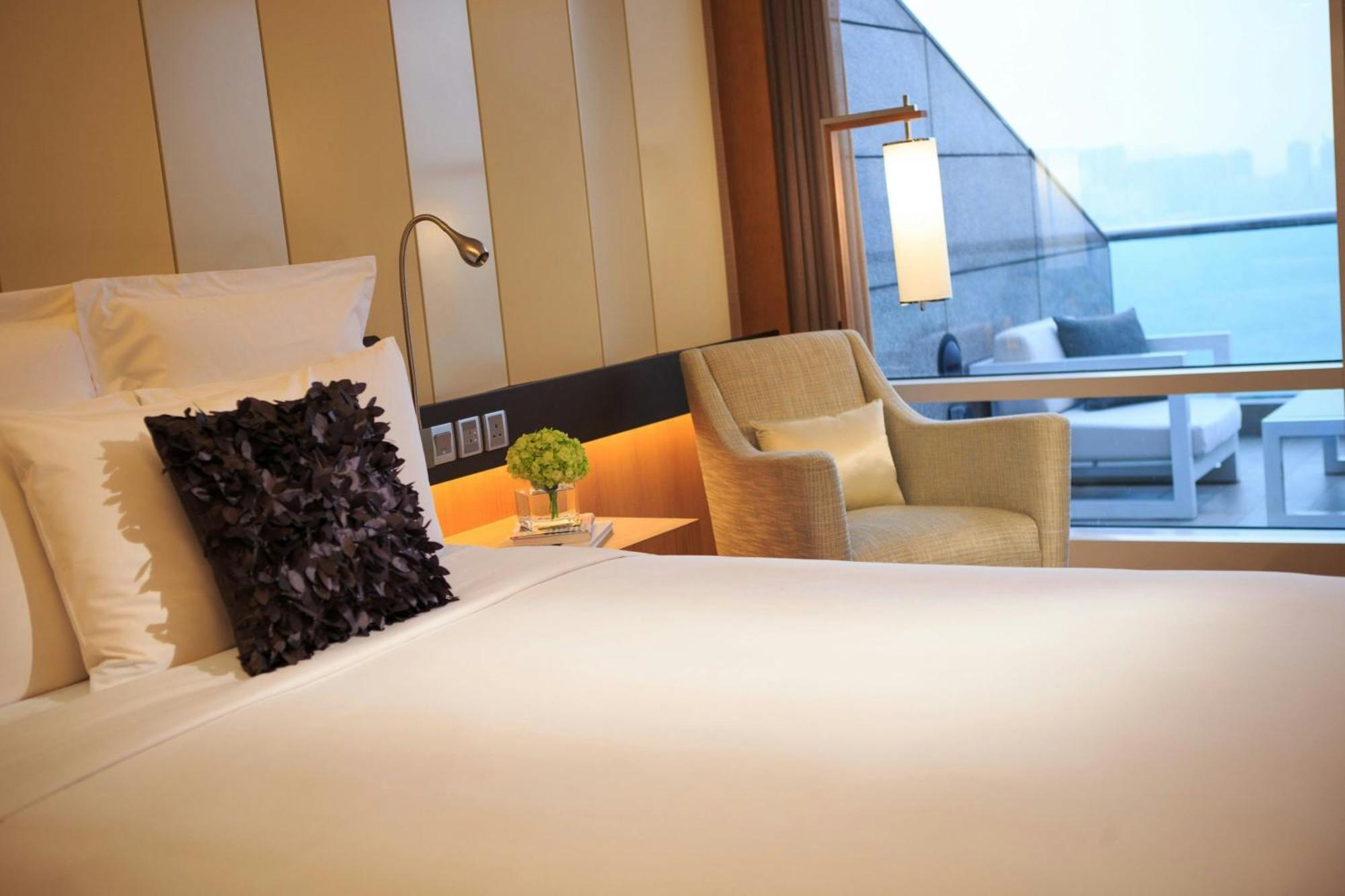 Renaissance Hong Kong Harbour View Hotel Exterior photo A room at the hotel