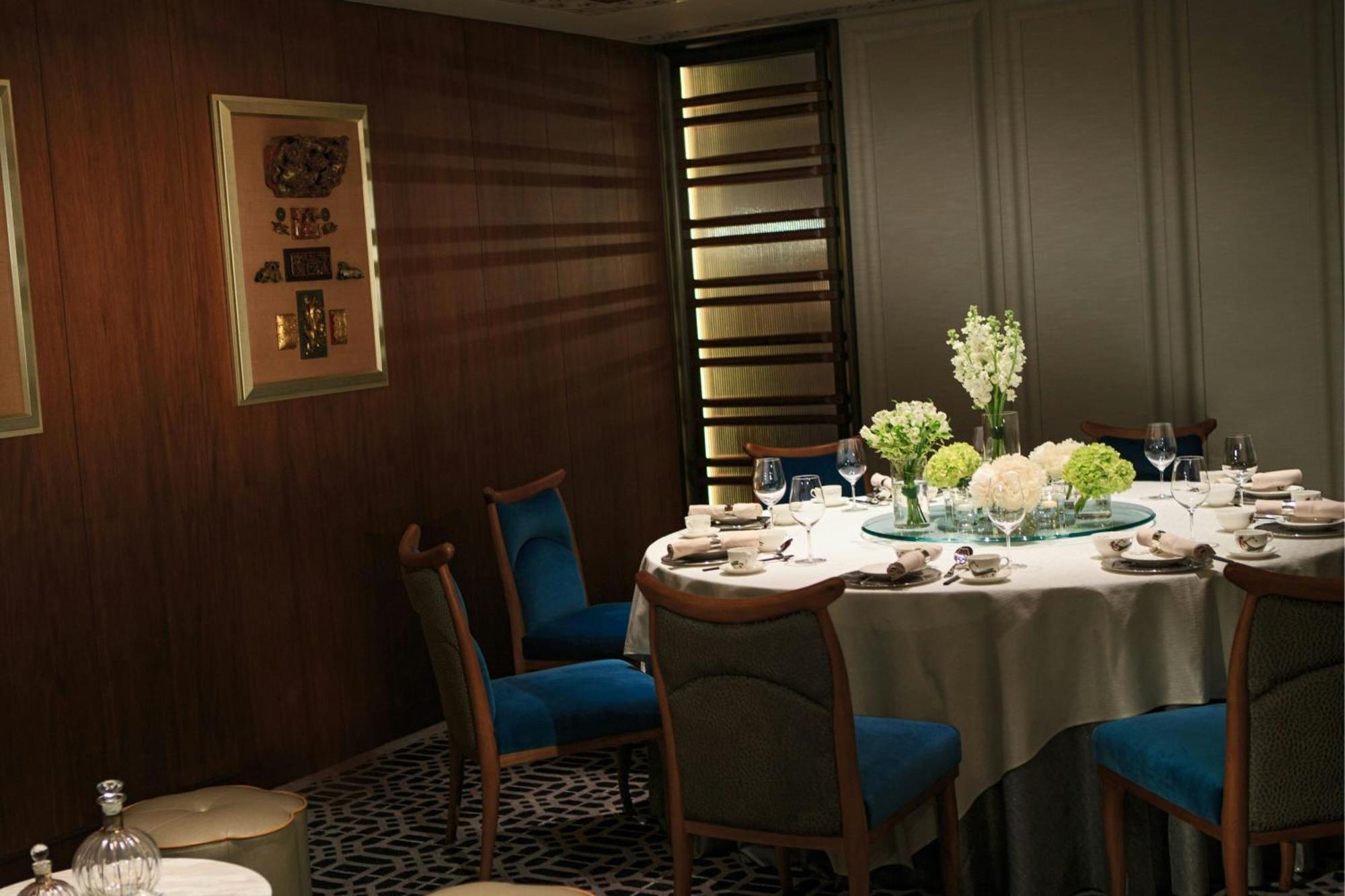 Renaissance Hong Kong Harbour View Hotel Exterior photo A private dining room at the restaurant