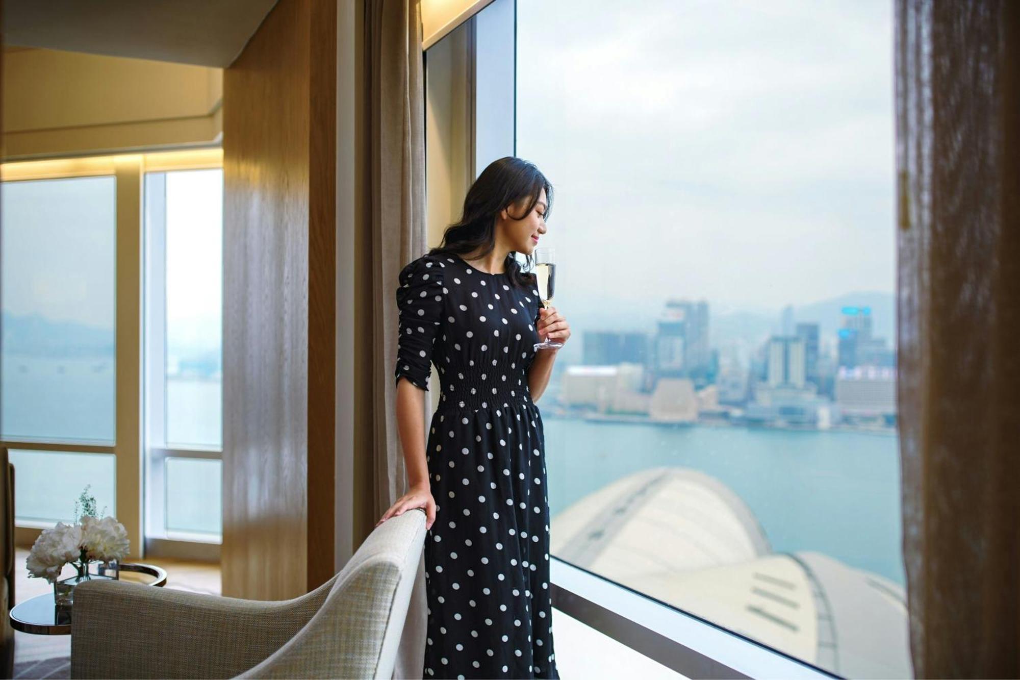 Renaissance Hong Kong Harbour View Hotel Exterior photo A guest at the hotel