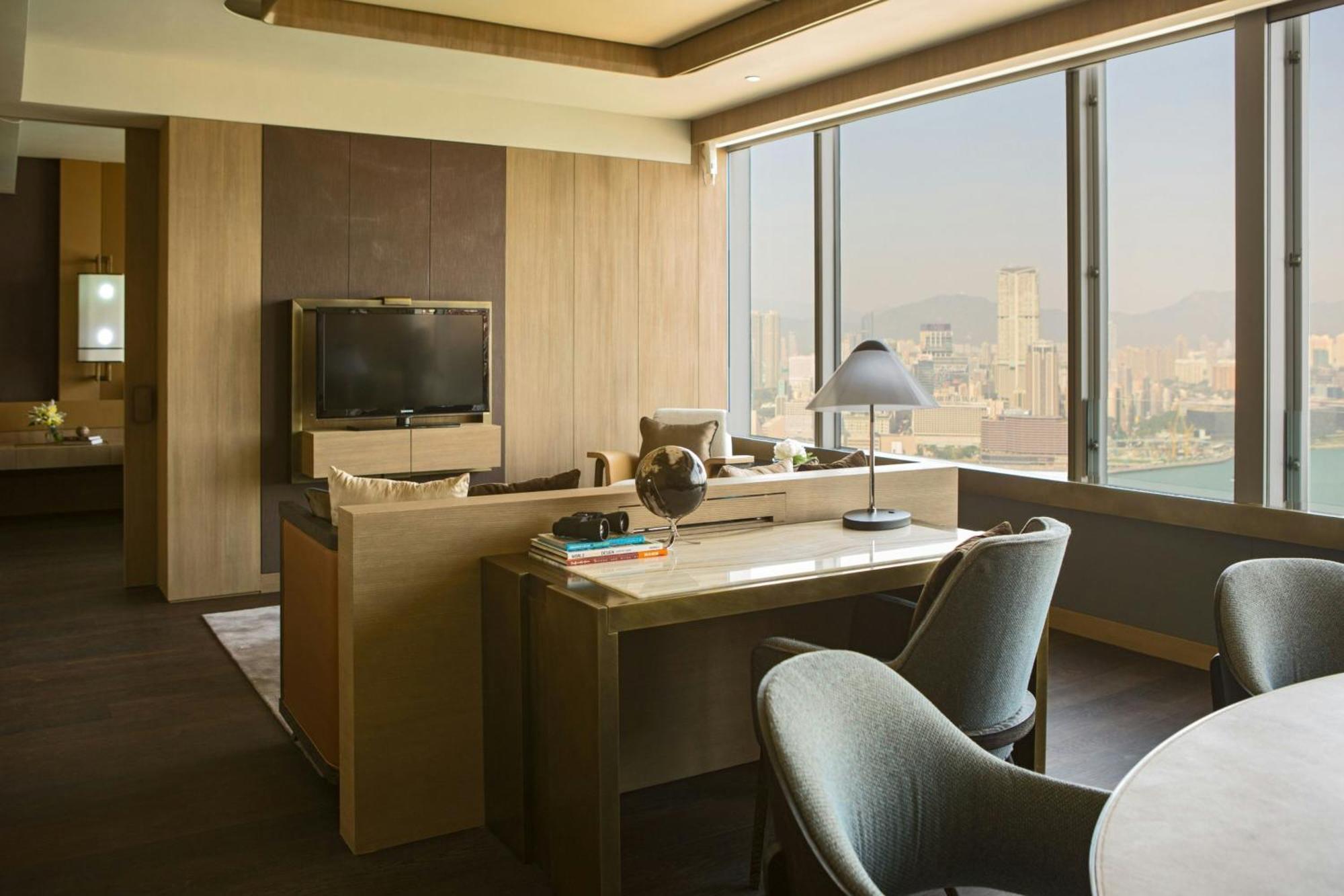Renaissance Hong Kong Harbour View Hotel Exterior photo The study of a Presidential Suite