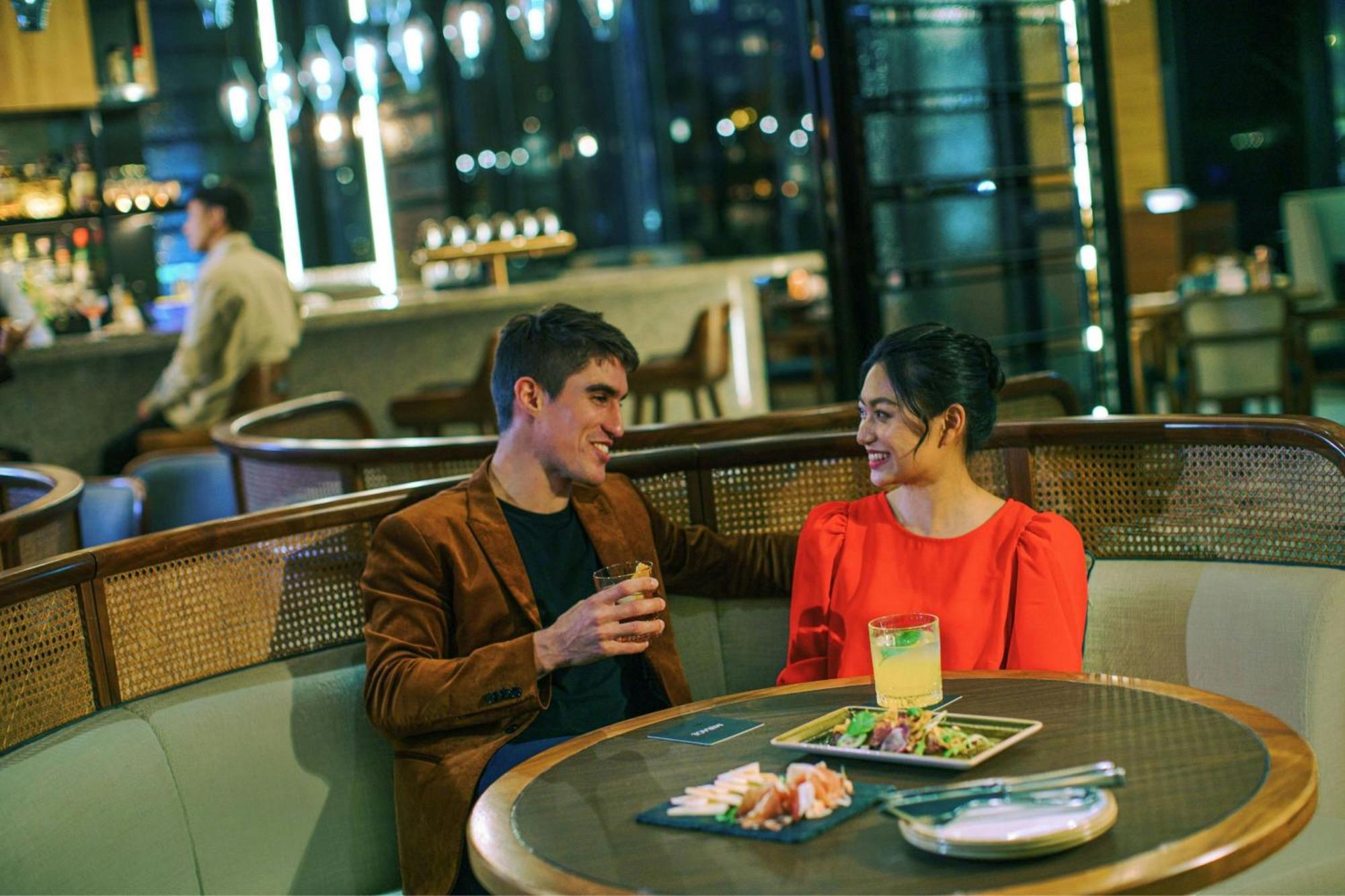 Renaissance Hong Kong Harbour View Hotel Exterior photo A couple dining at the restaurant