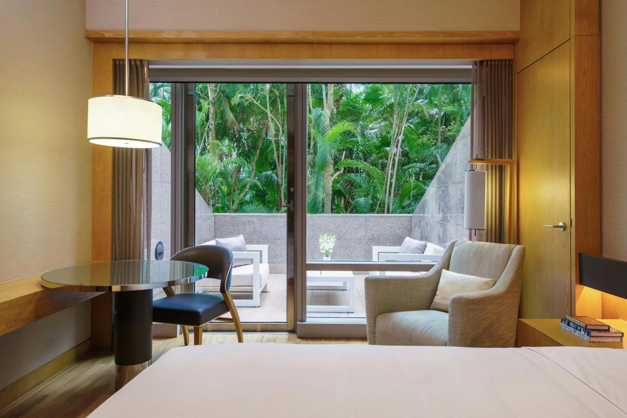 Renaissance Hong Kong Harbour View Hotel Exterior photo Deluxe Room