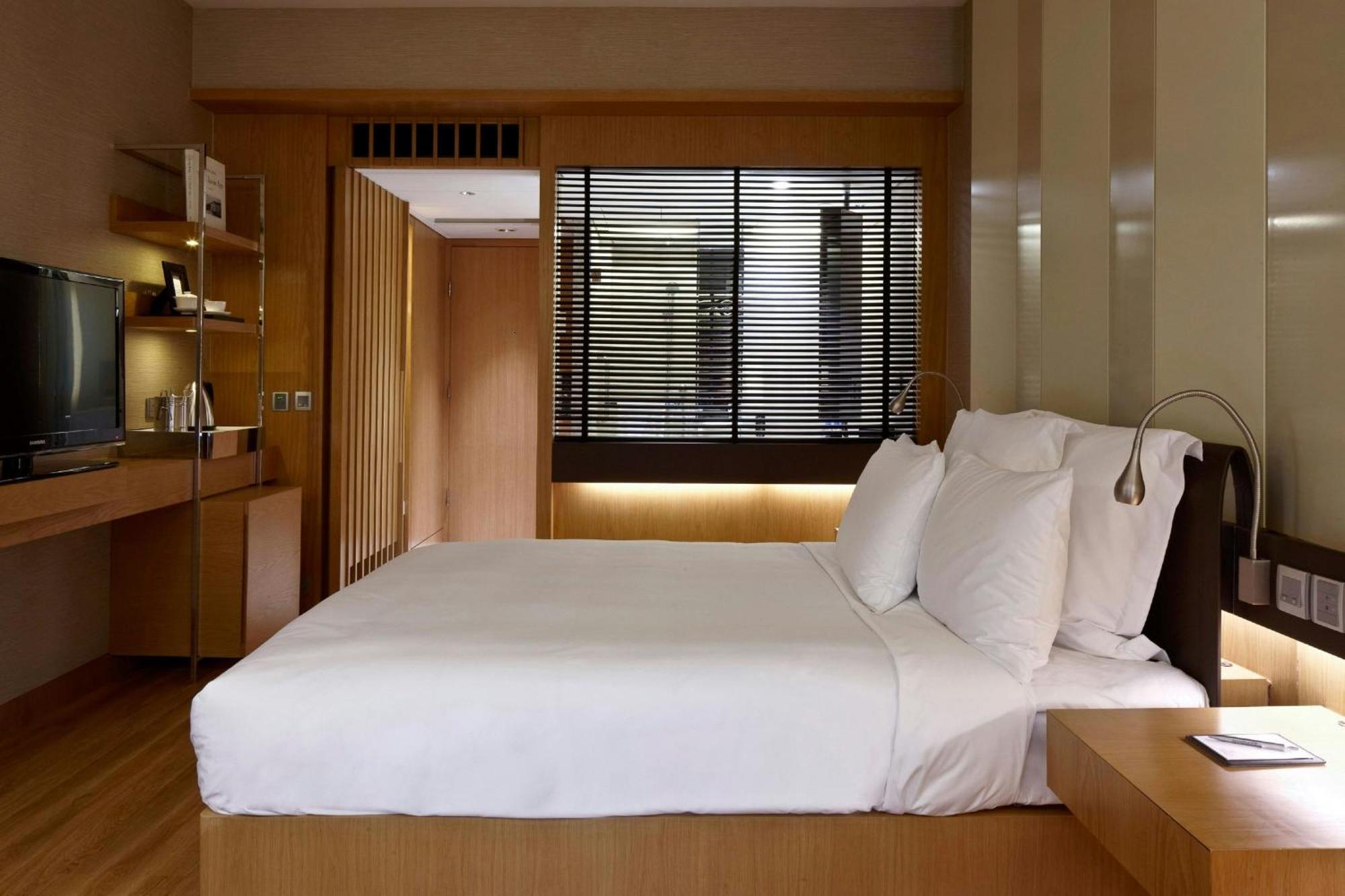 Renaissance Hong Kong Harbour View Hotel Exterior photo