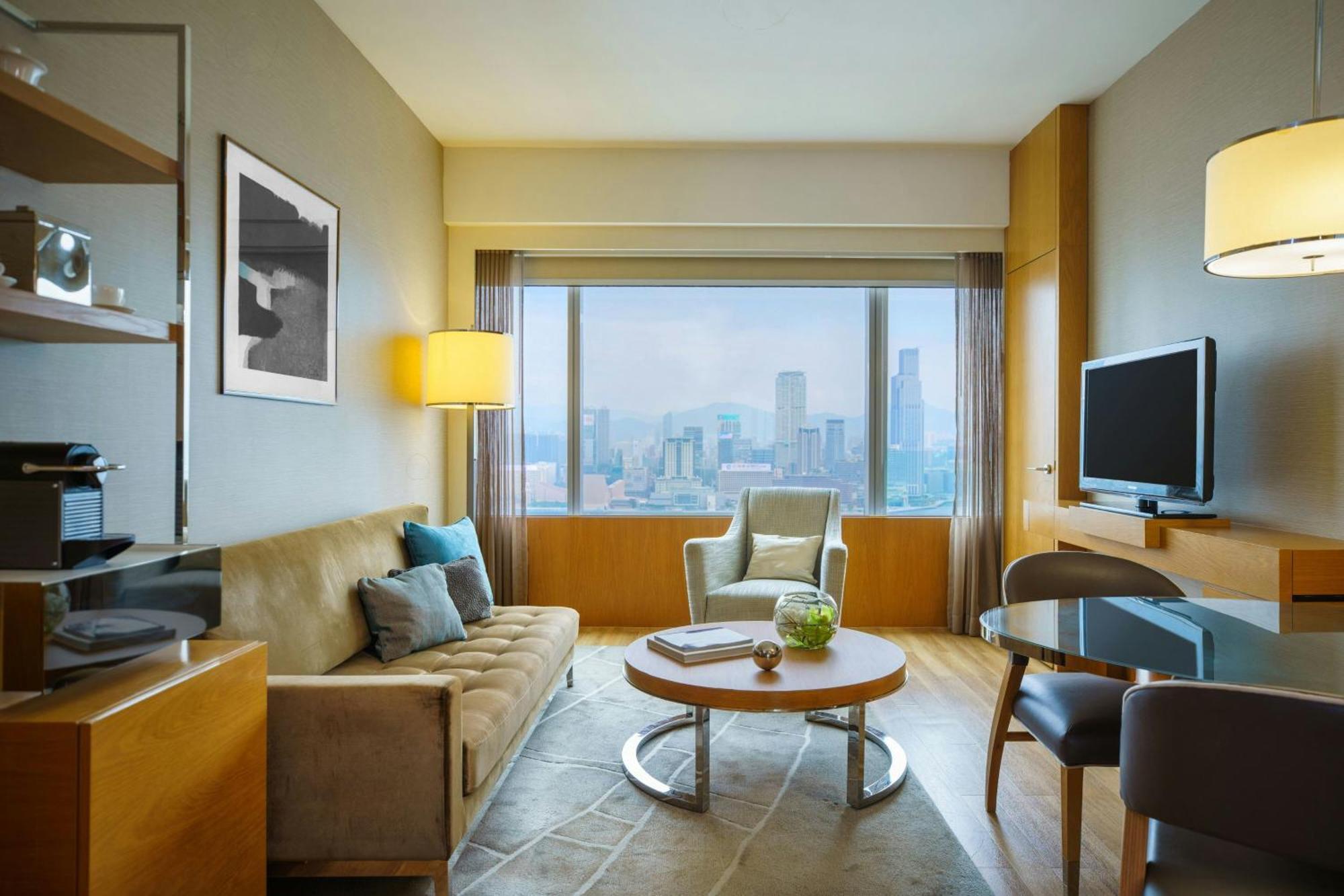 Renaissance Hong Kong Harbour View Hotel Exterior photo A suite at the hotel