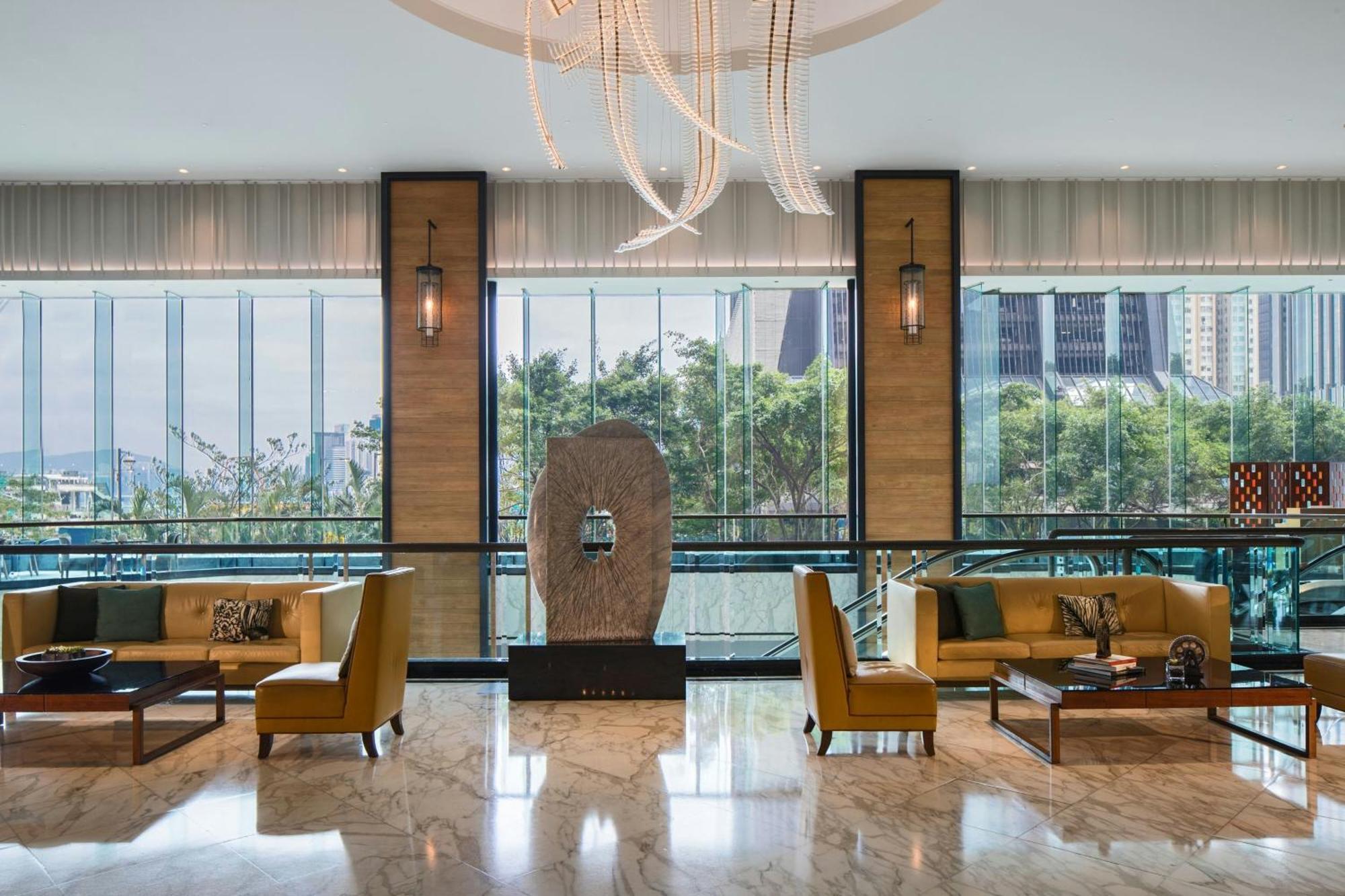 Renaissance Hong Kong Harbour View Hotel Exterior photo The lobby of the hotel